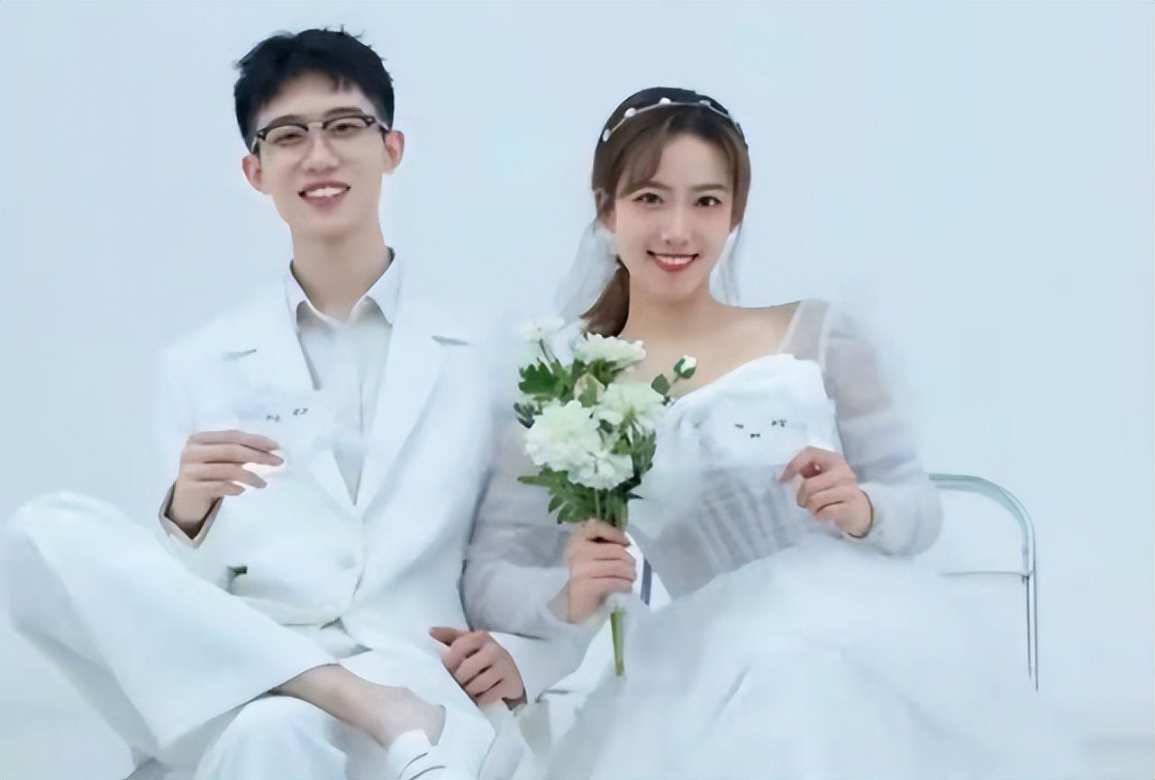 西安这对特困生情侣，穿着普拉达裙子玩着苹果手机