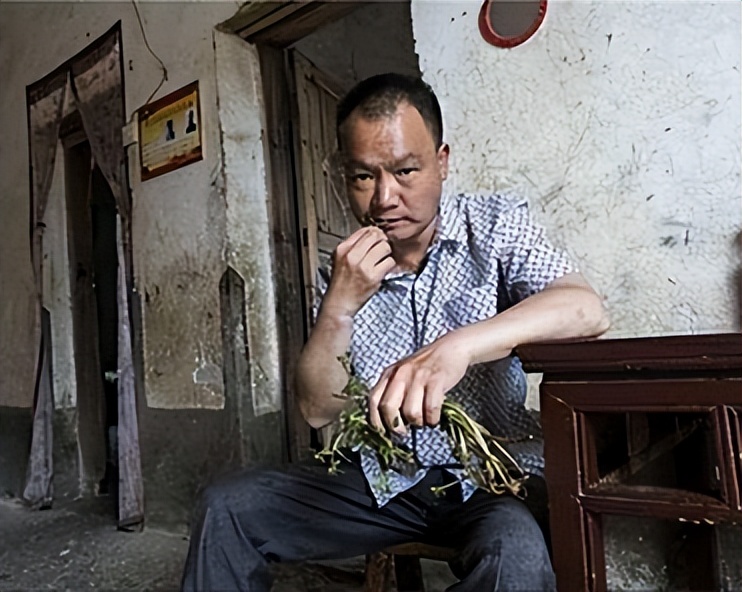 龚清孝：吃草上瘾得以赚钱娶媳妇，34年吃了40吨草：我就喜欢吃草