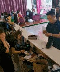 大爷你这是刚挖煤回来吗，另外你这车还挺个性的，这方向盘牛