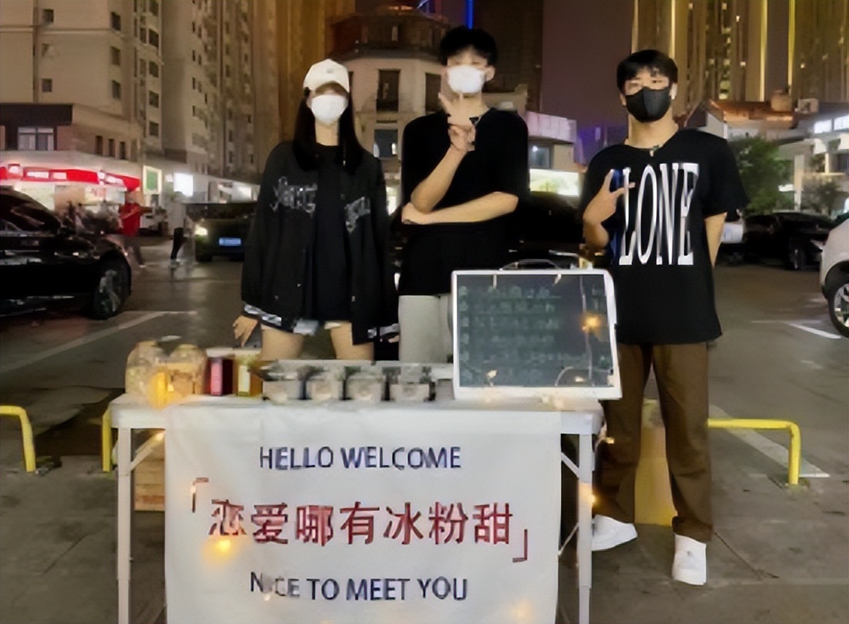 大学生摆摊卖什么东西吸引人,摆摊在学校边卖吃的又简单又好卖