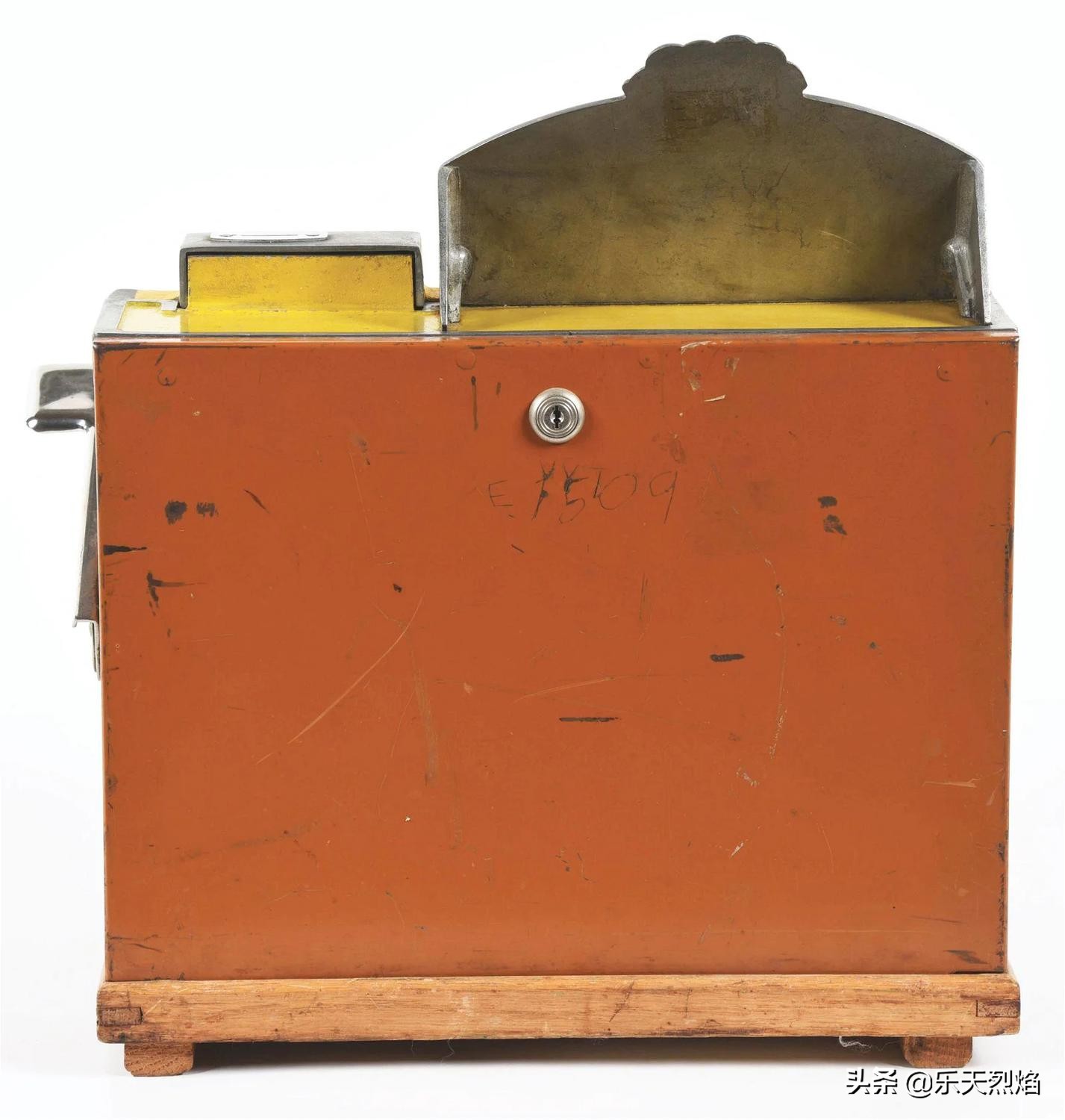 1895年——查理·费发明第一台商业老*机虎**