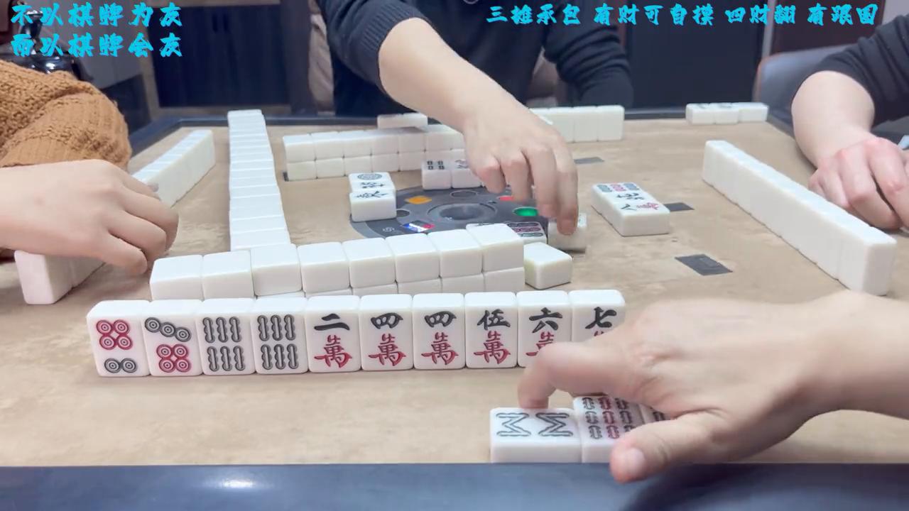 这样的手牌你会怎么打？熊猫位摸到一手烂牌，你会如何操作