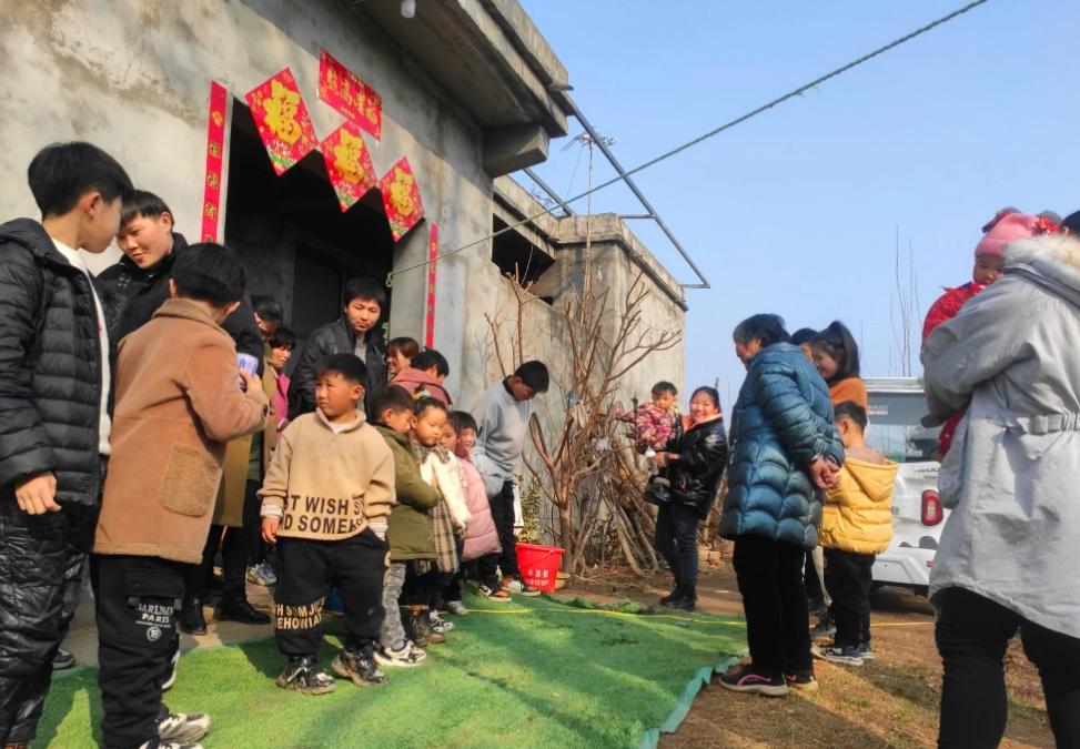 老人给子女发红包一家五万,90后老人发压岁钱