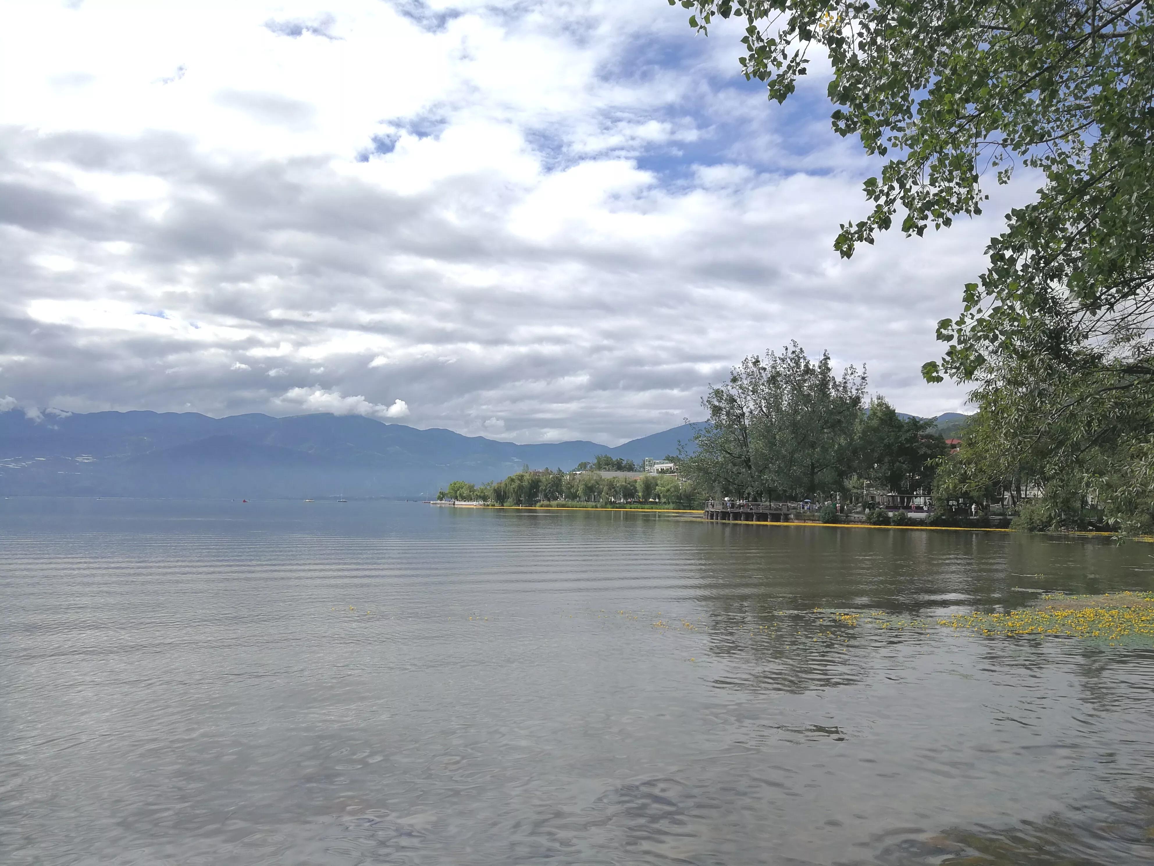 退休老两口在四川西昌旅游，被邛海惊艳