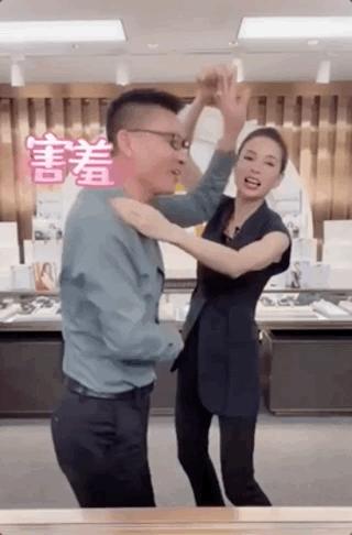 靠情怀卖货的港星,港星直播卖饼干