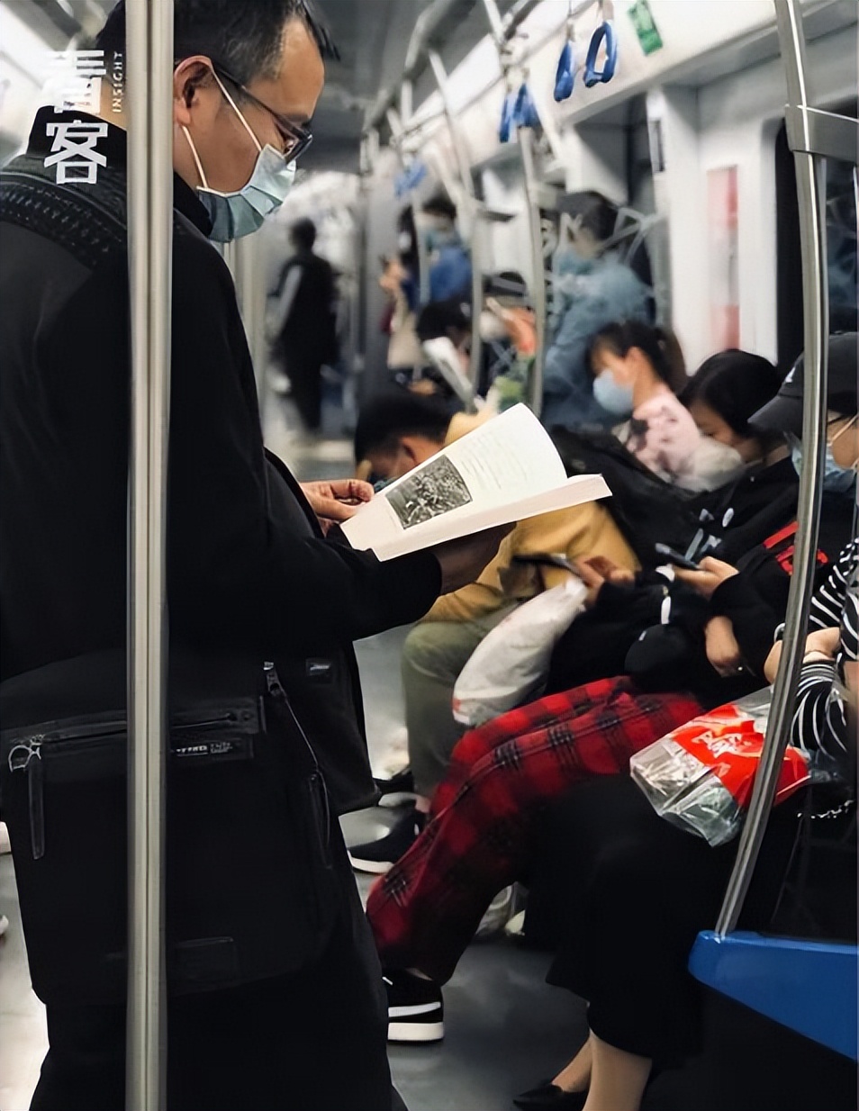 北京通勤路上，她用镜头记录2000个捧着书的人