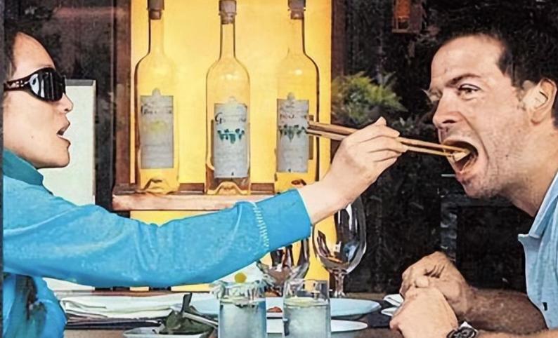 巩俐第几次陪同法国总统访华,巩俐随同法国总统访华视频