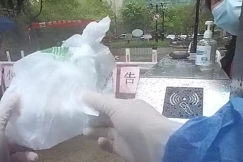 社区帮困先锋队齐心战疫共克时艰,社区帮困先锋队接力帮助百岁老人