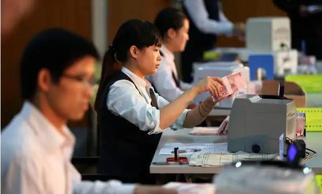 银行基层员工月薪,银行员工工资没达到最低标准