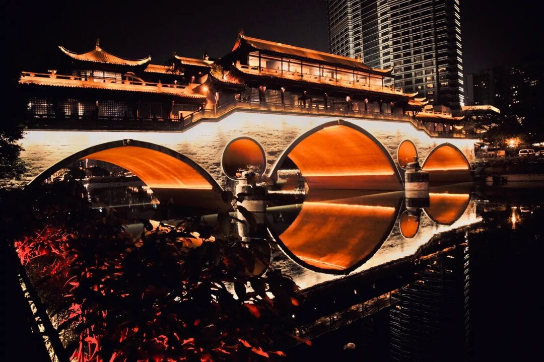 成都上新被施了魔法的“无蚊公园”!逛朋克风夜市、奇异洞穴书店