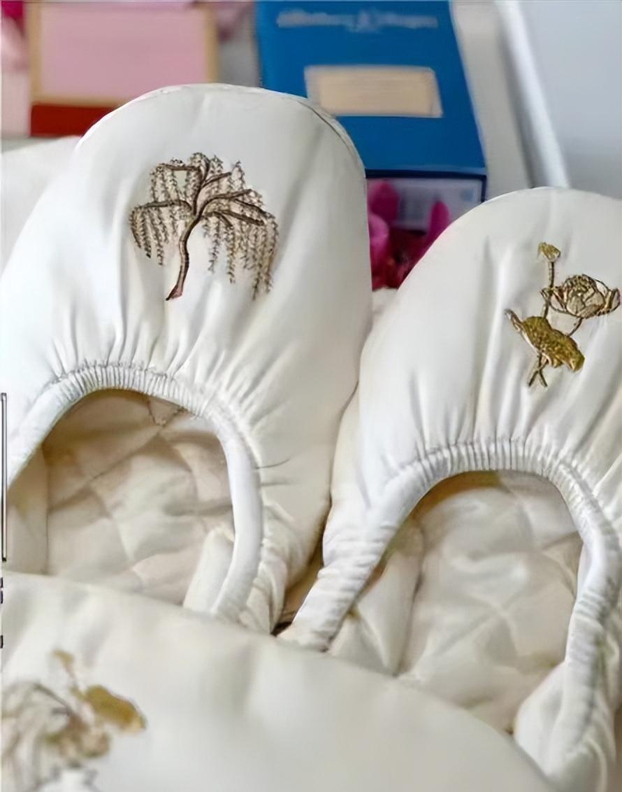 何超莲与窦骁情侣装拍照甜蜜十足,何超莲抹胸礼服挽着窦骁