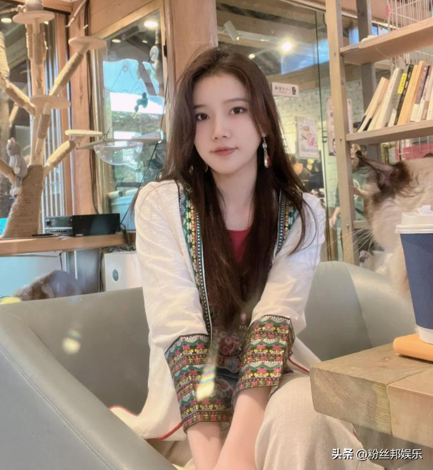 全程不把粉丝当外人,斗鱼萌七直播卸妆,素颜“抗打”获一致好评