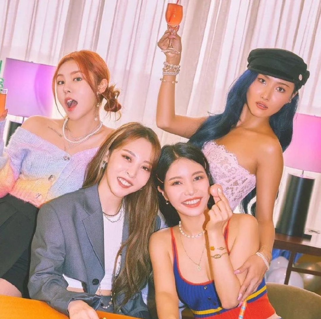 曝华莎学校演出涉嫌犯罪，舔手指摸*体下**动作不雅，学生家长已举报