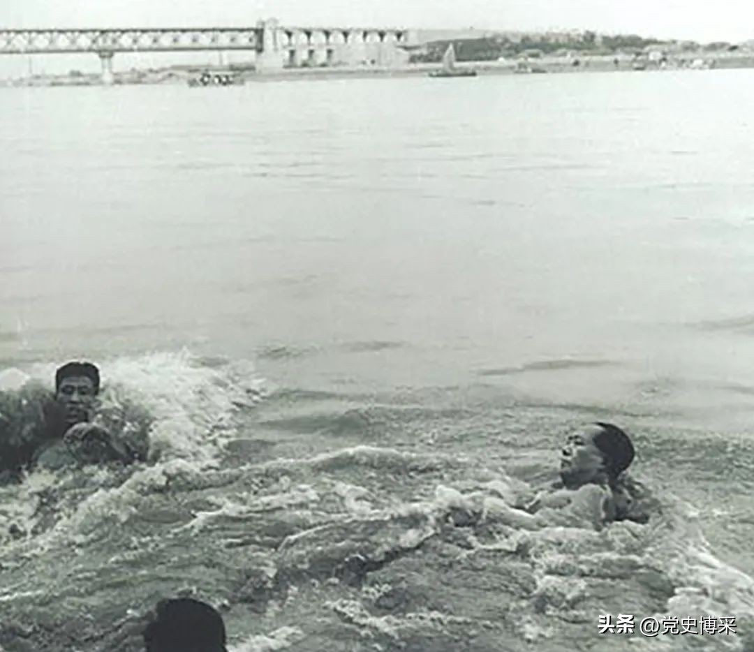 意境深远，哲理深邃，毛主席的《水调歌头•游泳》堪称《浪淘沙•北戴河》的姊妹篇