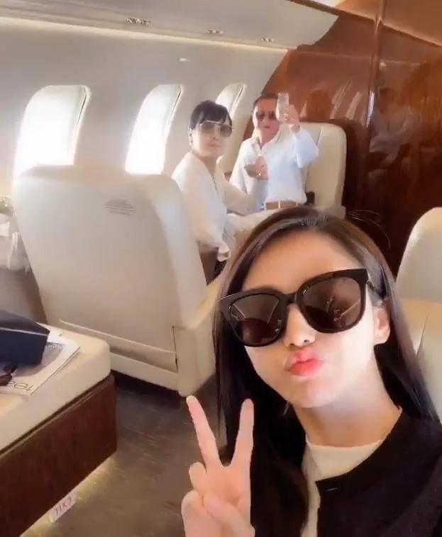 担任多部大尺度女一号，曾经红遍大江南北，如今改名换姓无人识