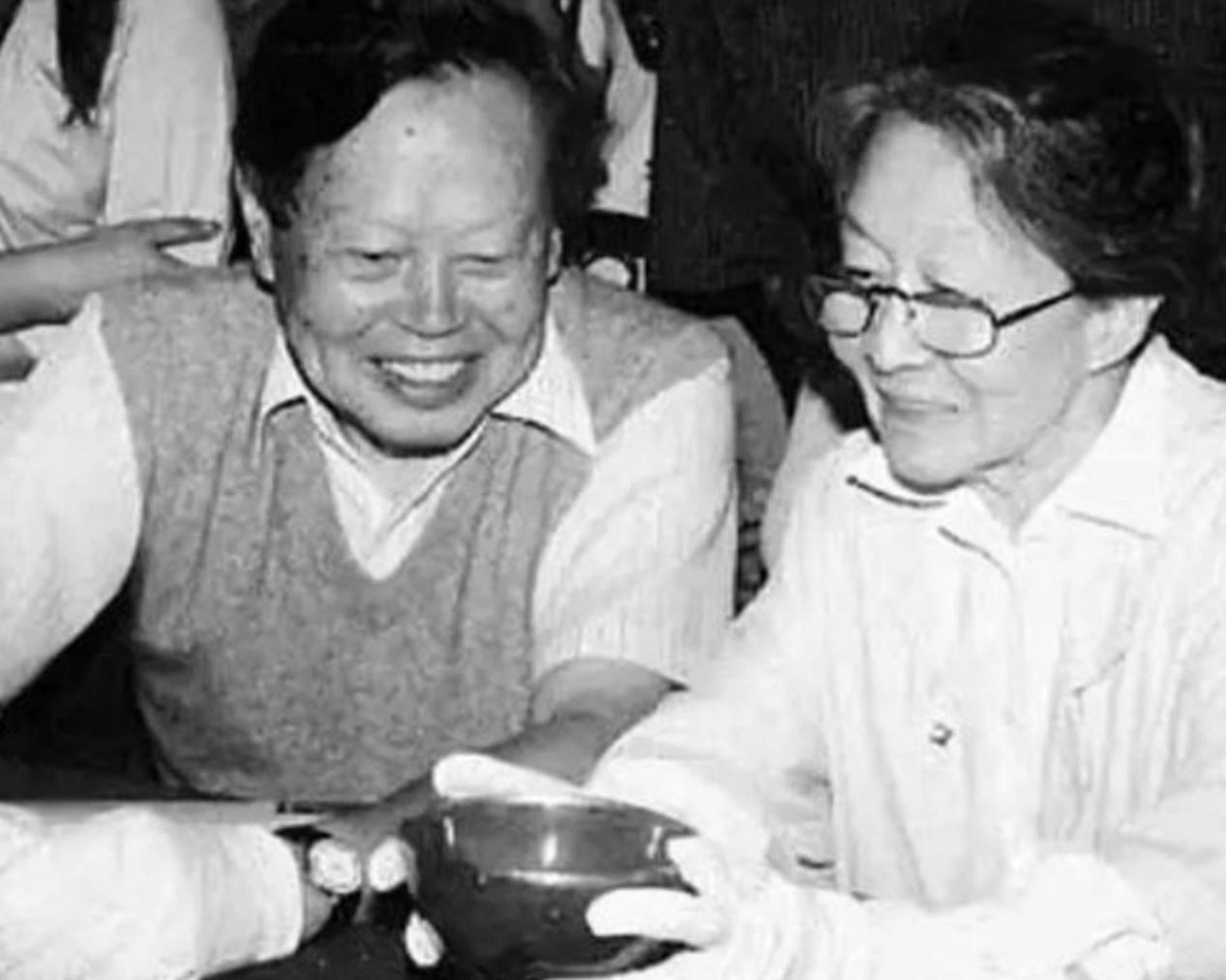 翁帆嫁给大自己54岁的杨振宁了吗,翁帆与杨振宁的婚姻生活曝光