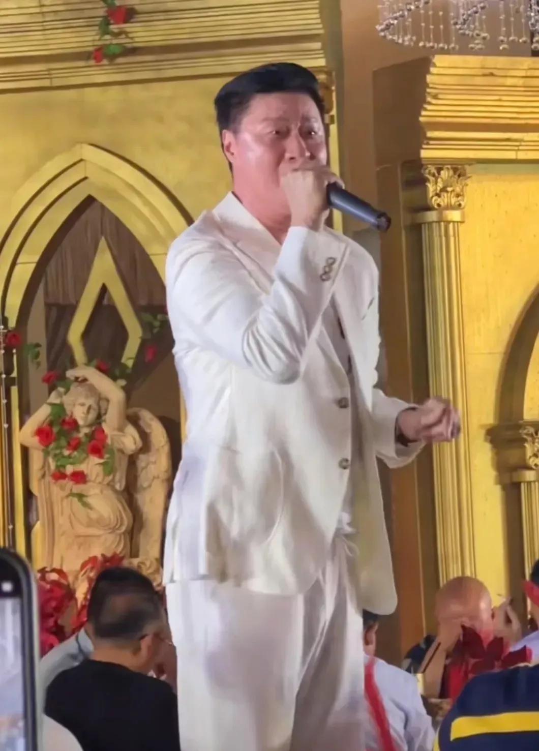 范冰冰和爸爸同台献唱,范冰冰爸爸参加婚礼照片