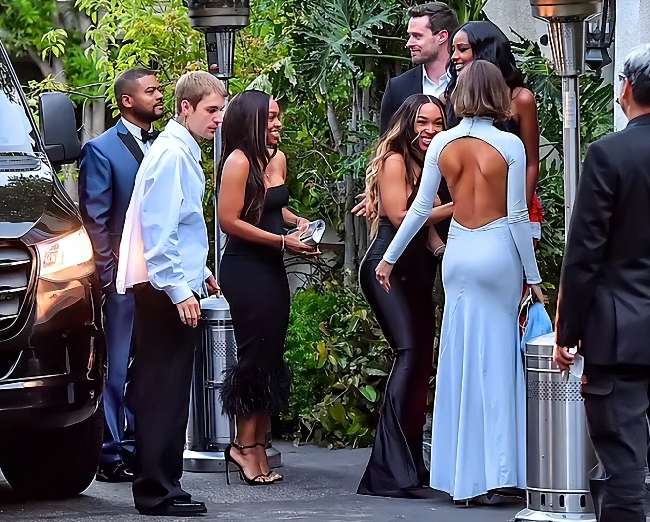 卡戴珊也怕输，为赢前夫娇妻，在好友婚礼上用带子遮身，实在火辣