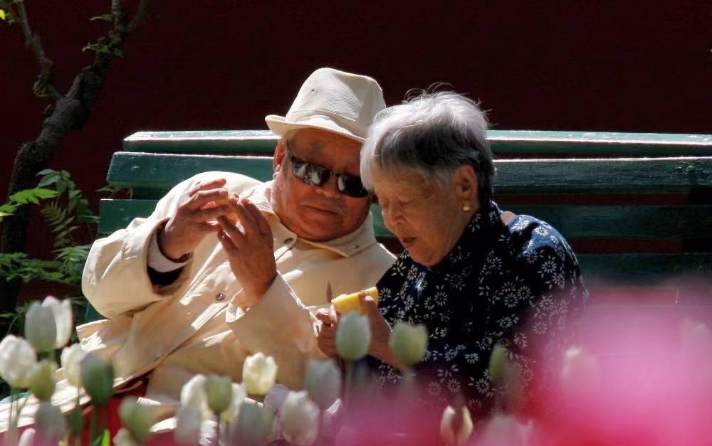 退休后才懂，别为儿女倾尽所有，要给自己留点钱养老