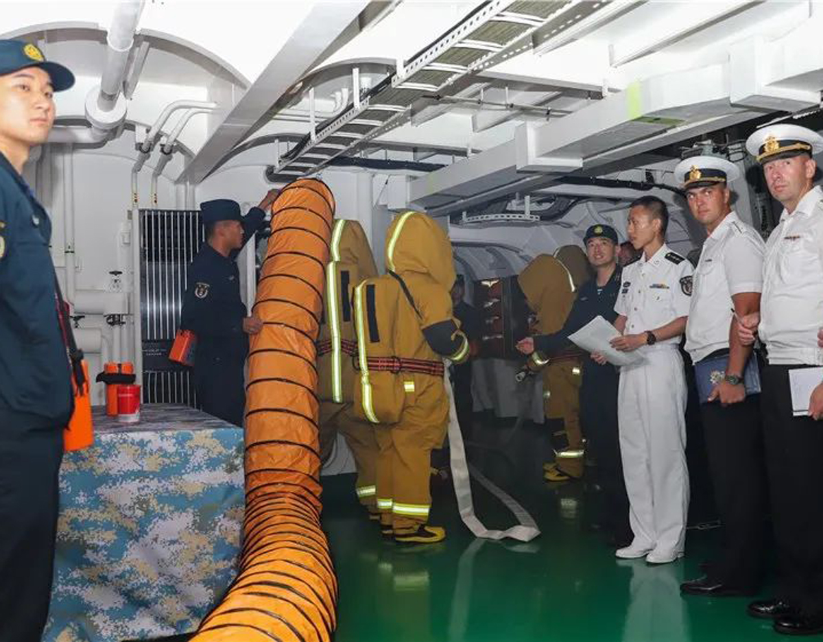 向解放军学习！俄官兵登上052D，在垂发前驻足，笔记本写满要点