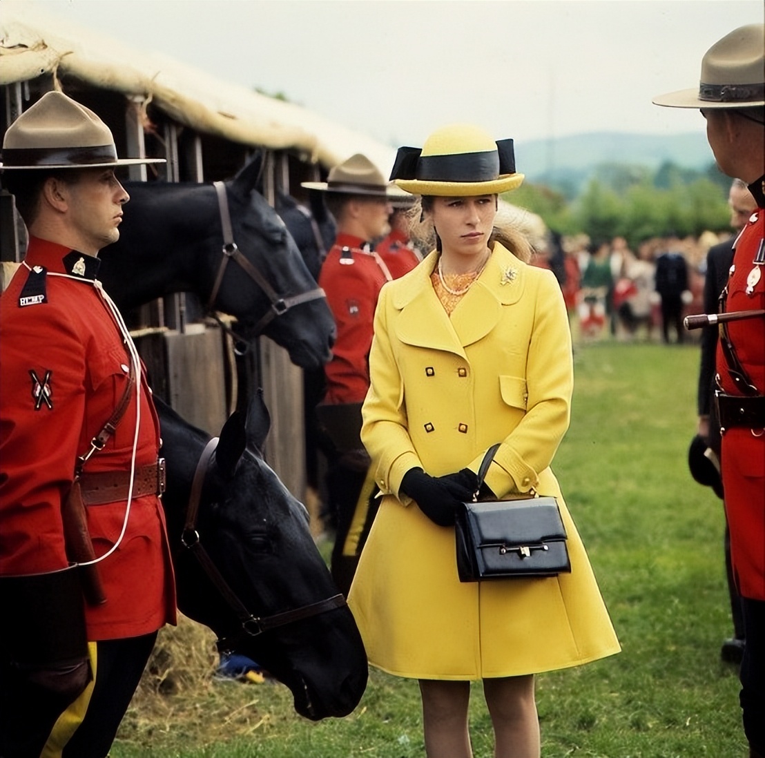 安妮公主向女王行屈膝礼,安妮公主给女王灵柩行屈膝礼