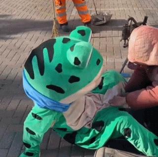 16岁卖青蛙,创业摆摊卖青蛙