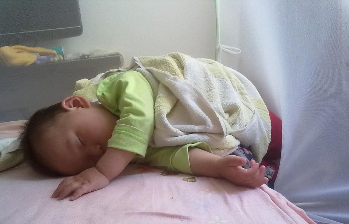 小孩睡觉满床滚怎么解决,宝宝睡觉满床滚可能不是热的原因