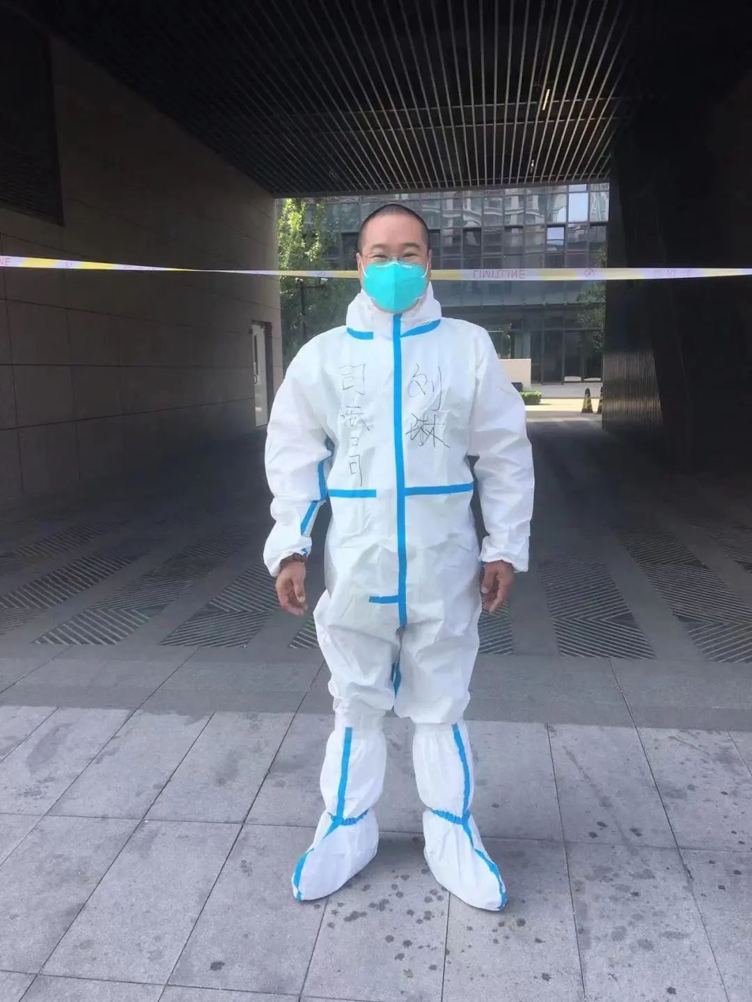 党徽在疫情一线熠熠闪光,党徽在战疫一线熠熠生辉