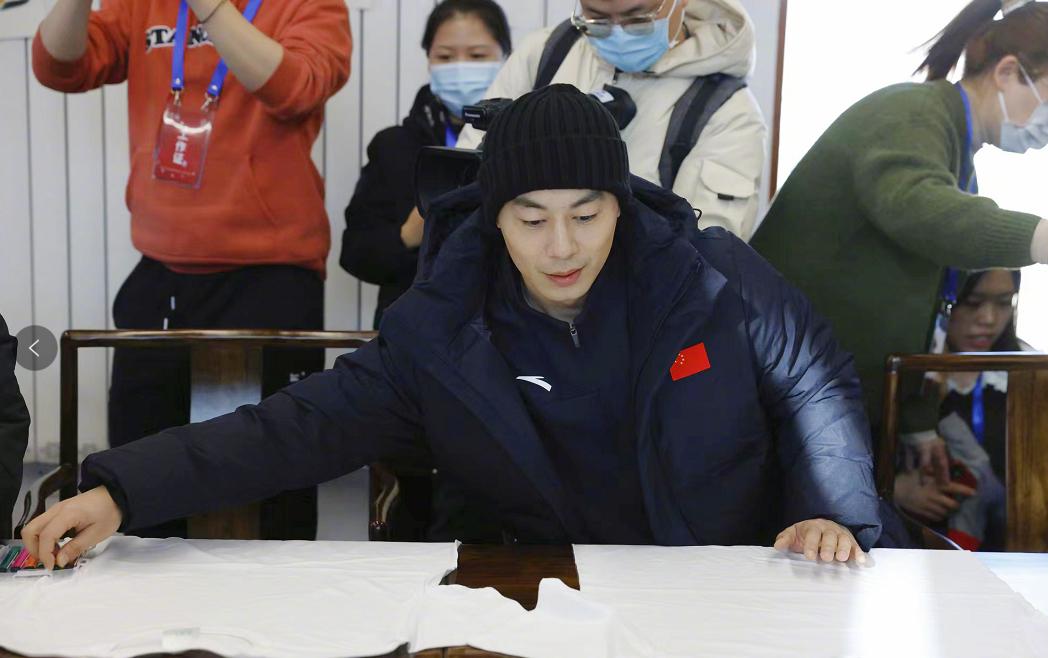 《电影长津湖之水门桥》朱亚文光头引热议，帅哥敢于尝试各种风格