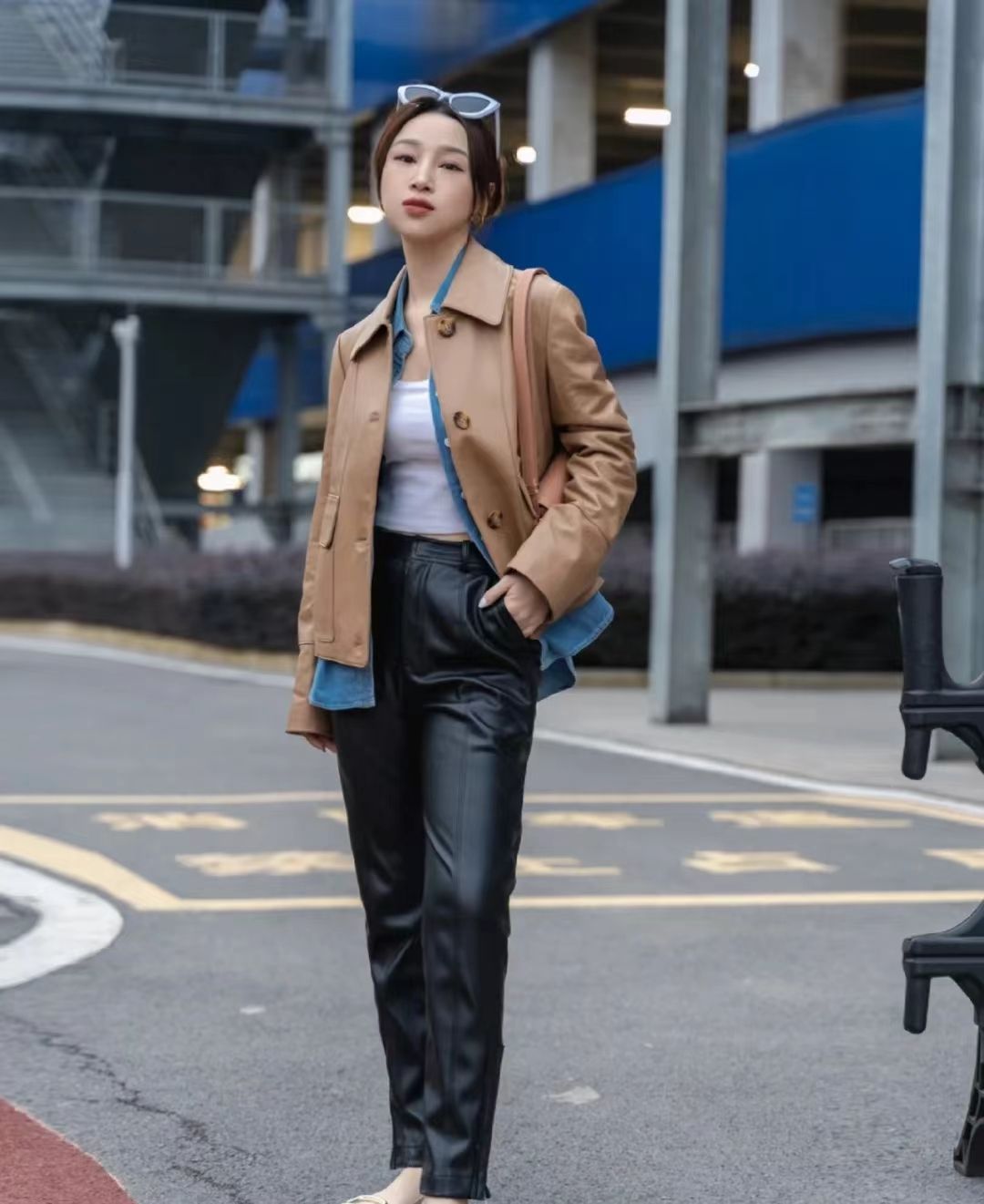 哈伦皮裤搭配羽绒服好看吗,皮裤穿搭冬季配羽绒服