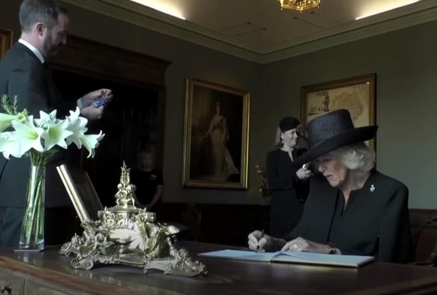 73岁查尔斯刚登基就身体堪忧？手指红肿像香肠，被拍到暴怒视频