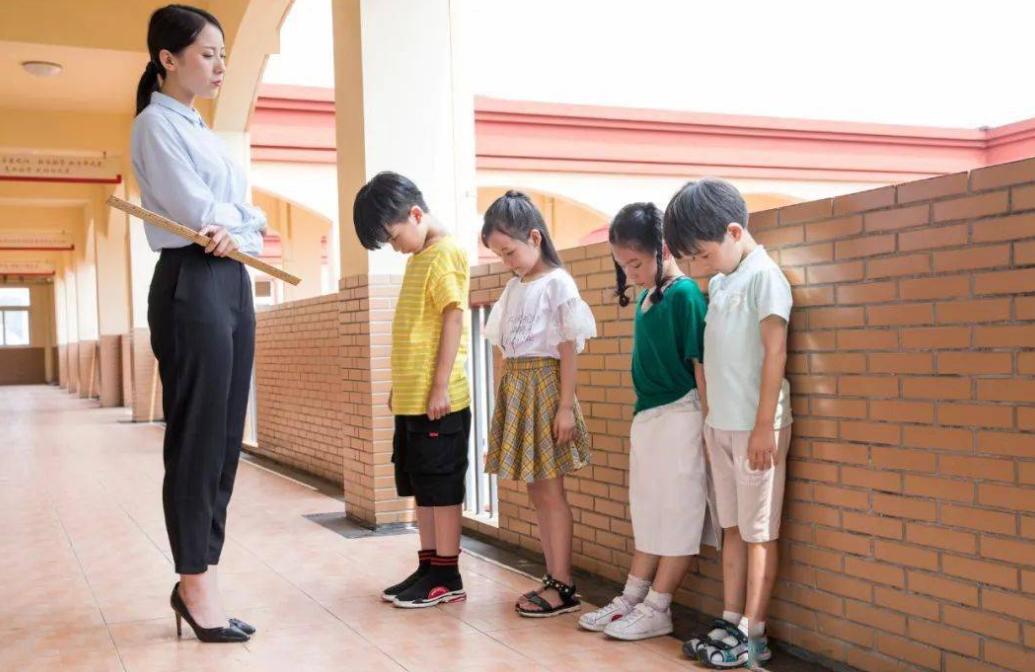 小学生被老师踢裂*体下**，*裤内**上一滩血，妈妈无法理解