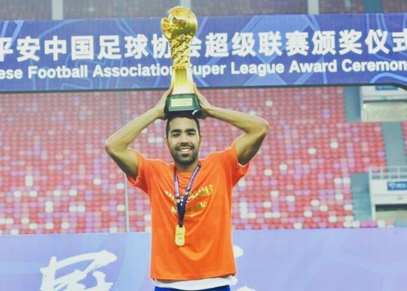 泰山归化球员德尔加多,山东泰山球迷举中国国旗