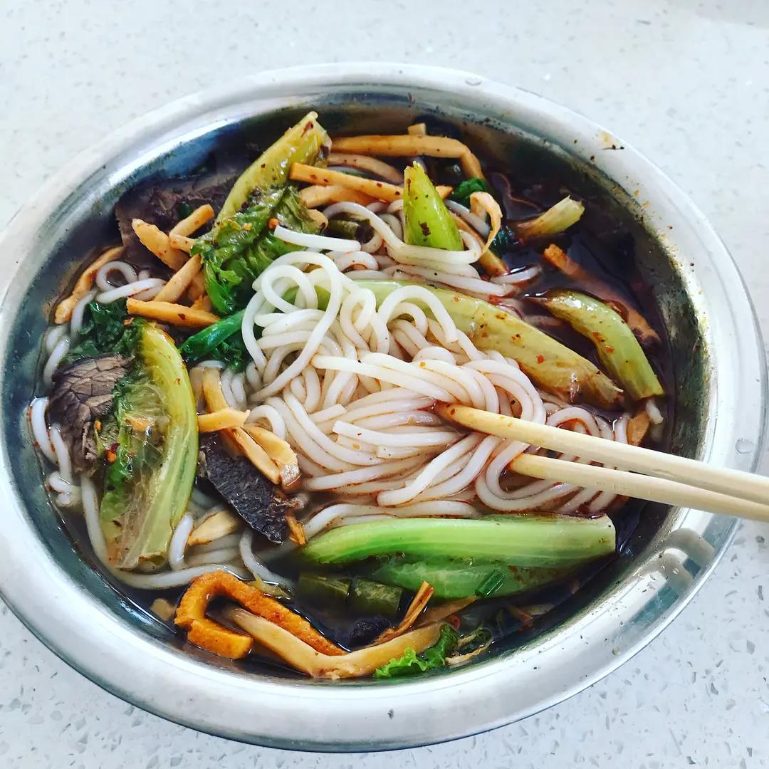 柳州10元一碗粉多菜,柳州最多配菜的螺蛳粉