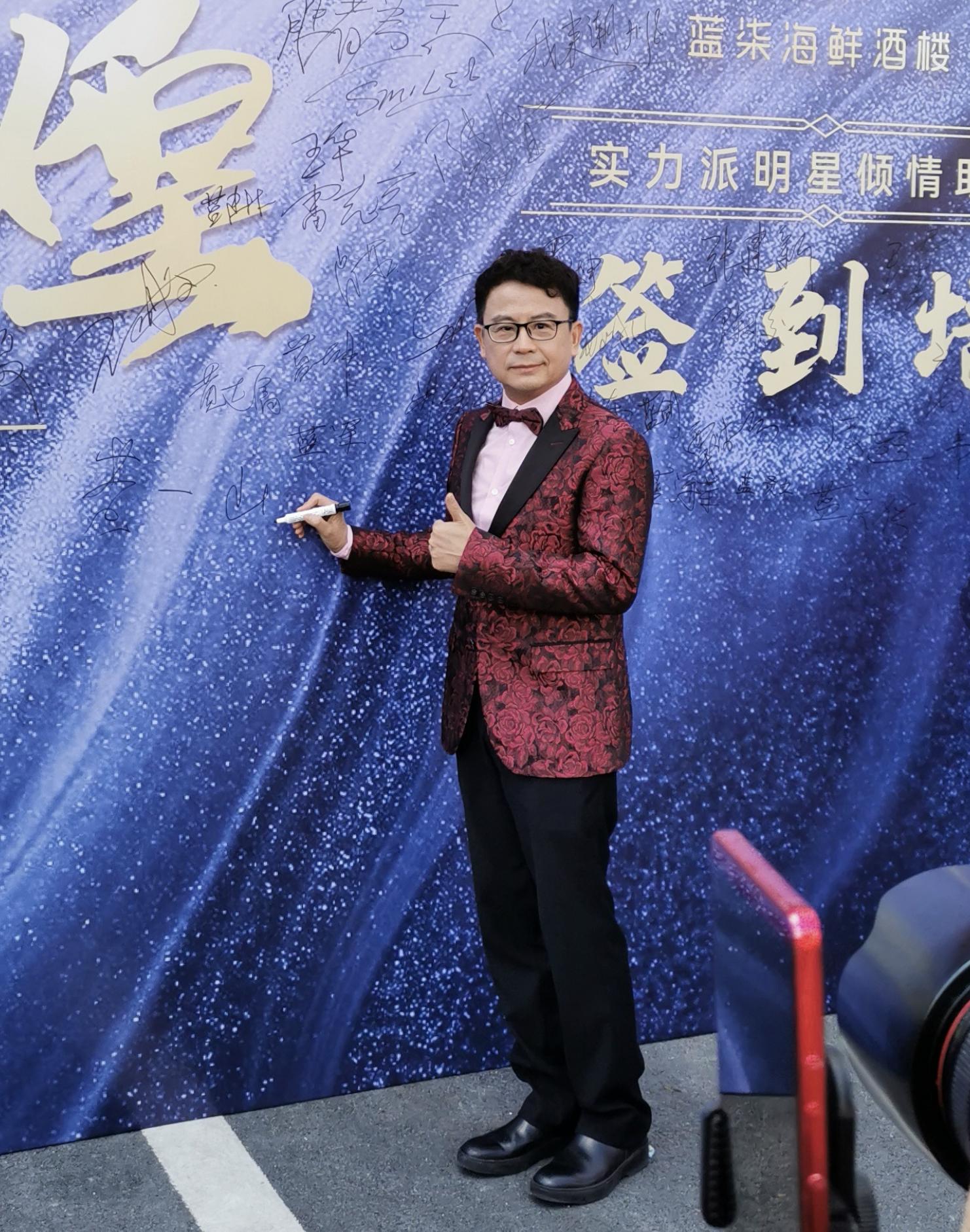 黄一山毕业照,港星黄一山携妻子去北大看儿子