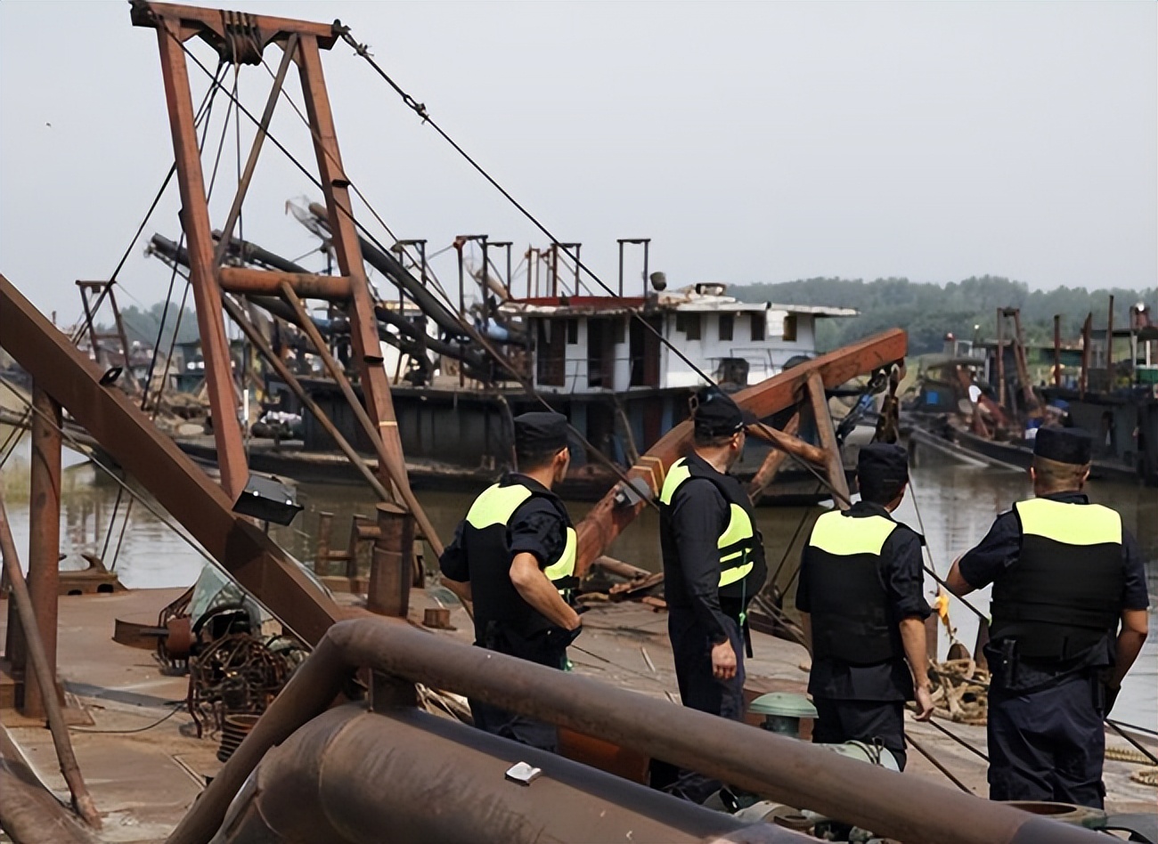 长江惊现隐形采砂船！一晚采10000吨“软黄金”，为何如此疯狂？