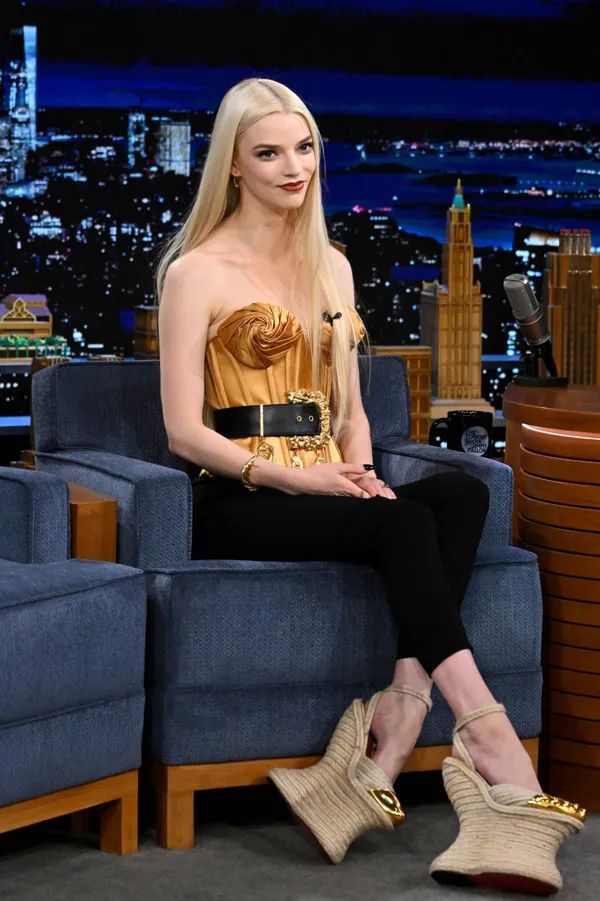 女明星为什么忍痛穿尖头高跟鞋,女明星穿超高防水台高跟鞋