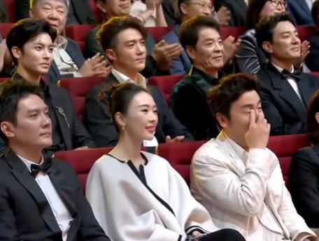 90岁游本昌说奖杯是负担,90岁游本昌获终身成就奖现场