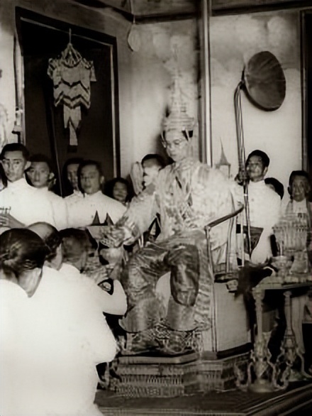 现在还要跪拜泰国王吗,泰国王室跪拜礼