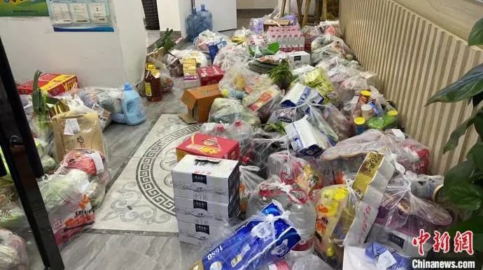 大白摘帽后露出满头银发,大白脱帽后满头银发让人动容