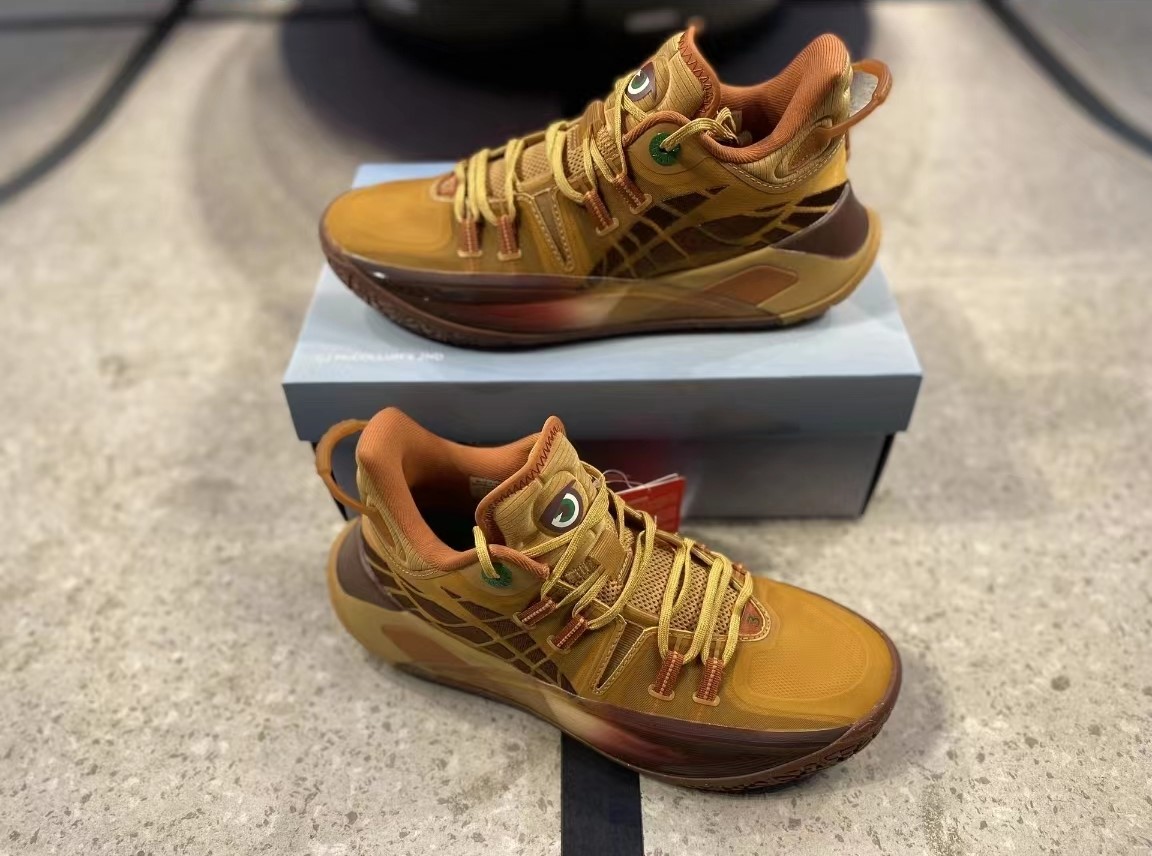 配色更新开始提速！李宁CJ2“里海大学”配色线下店抢先发售