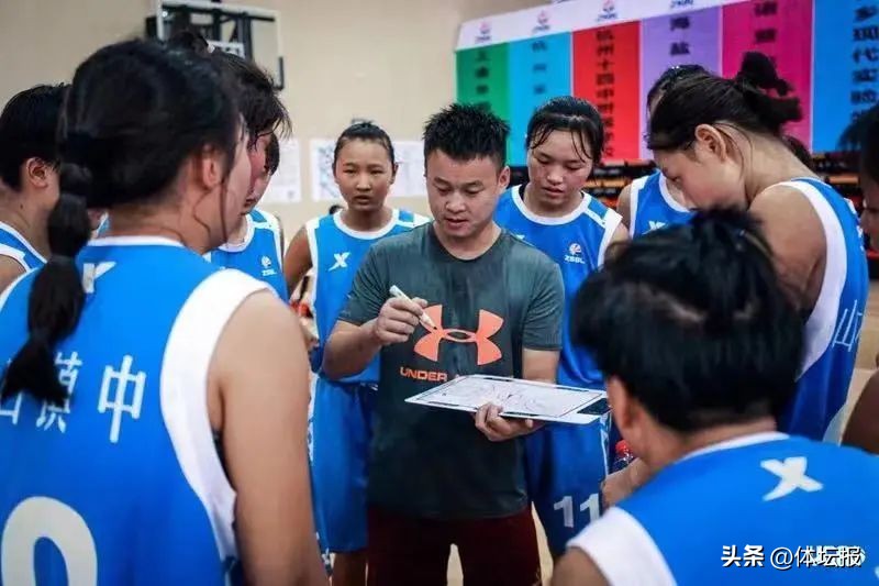 父母旅居国外，大山教头用篮球为这帮留守孩子造梦|金鼓齐鸣