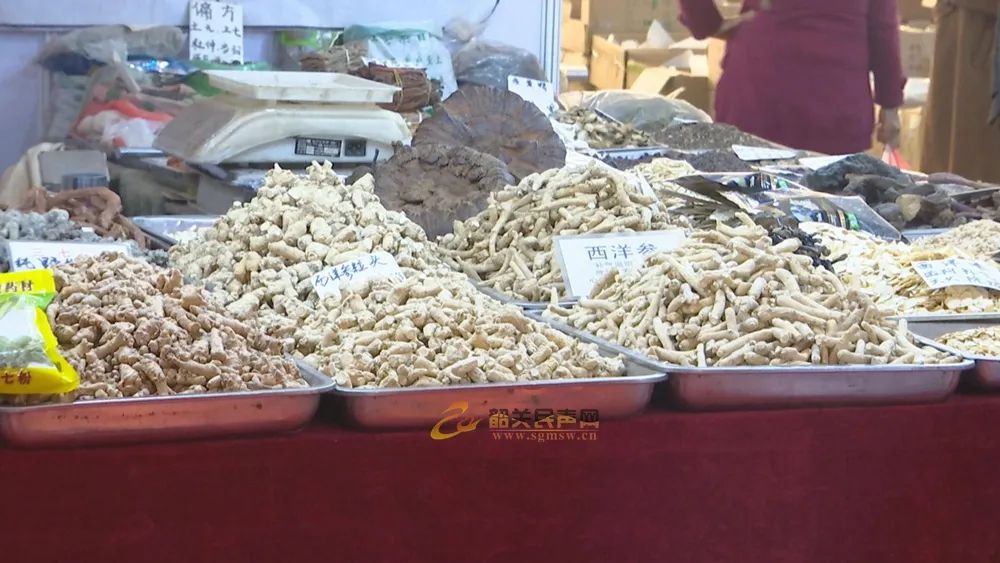 什么情况?!市民在美食节购买到疑似无证奶粉......