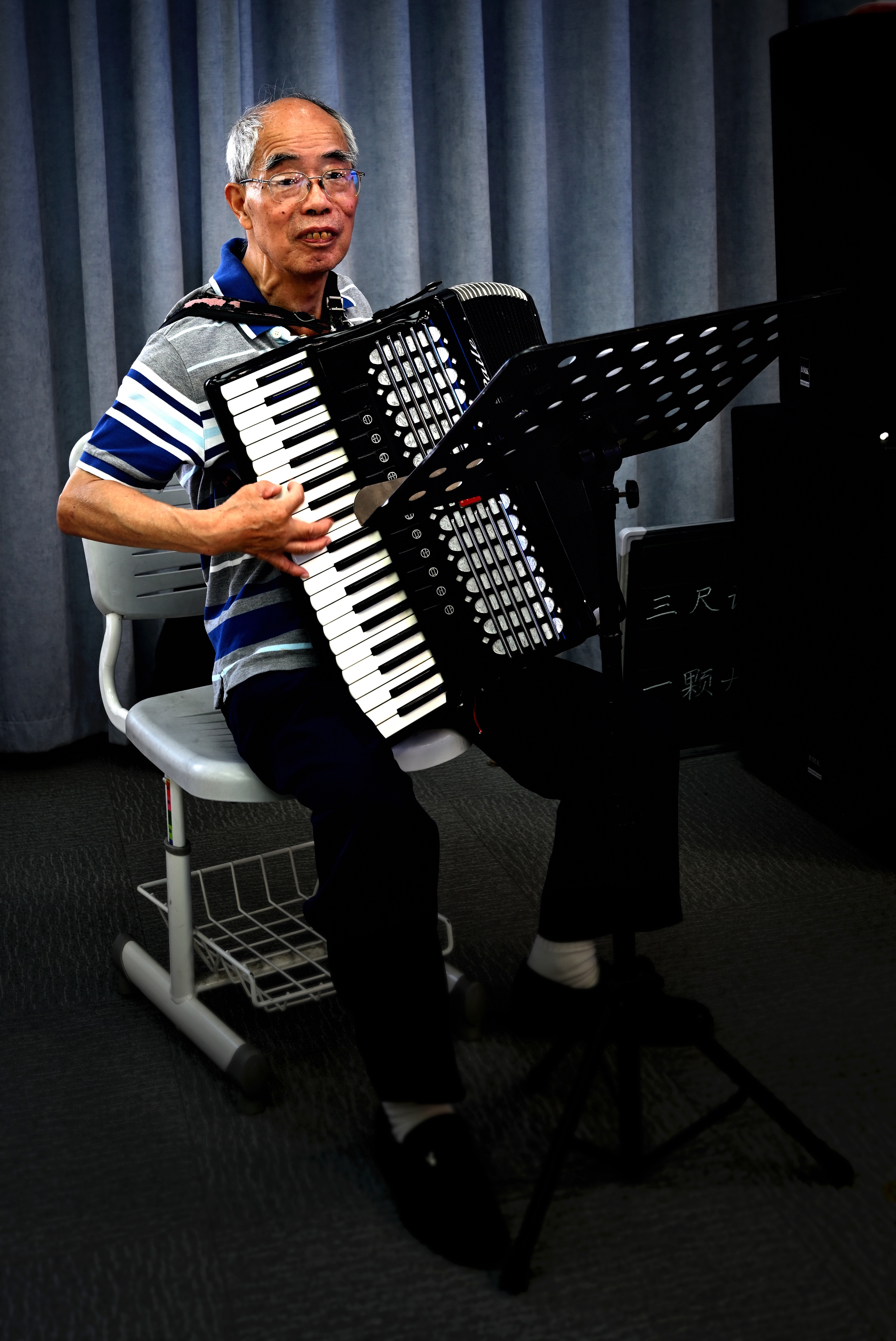 上海的老年人补贴在什么卡领取,上海的老年人相亲公园在哪