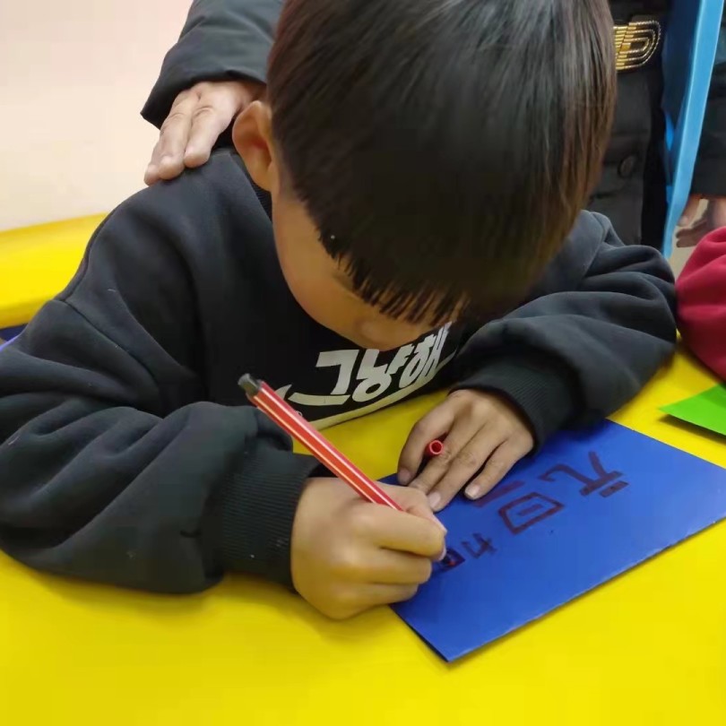 ——新乡市牧恩社工组织社区儿童制作贺卡活动篇