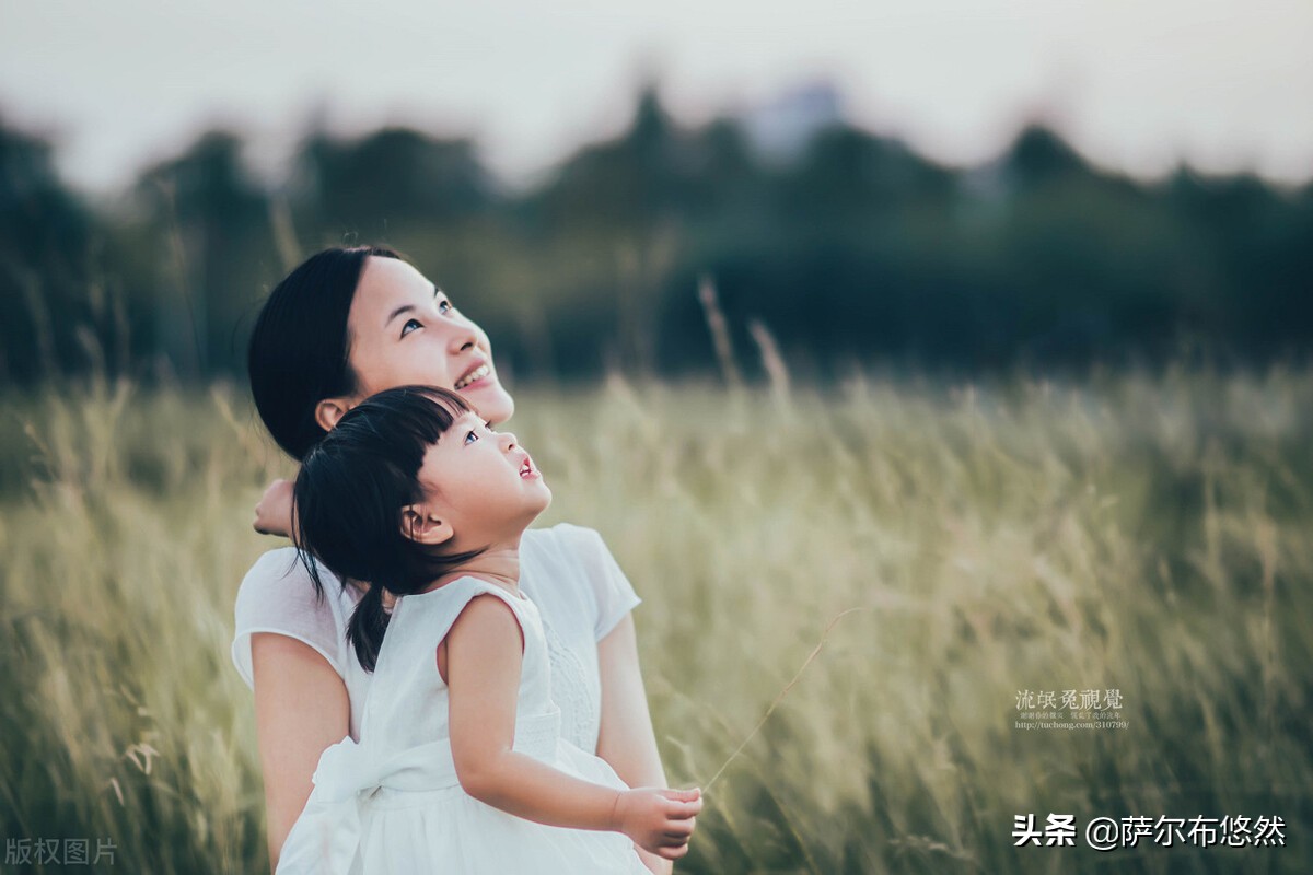 宝宝的下眼皮发青,宝宝的下眼睫毛贴在眼球上怎么办