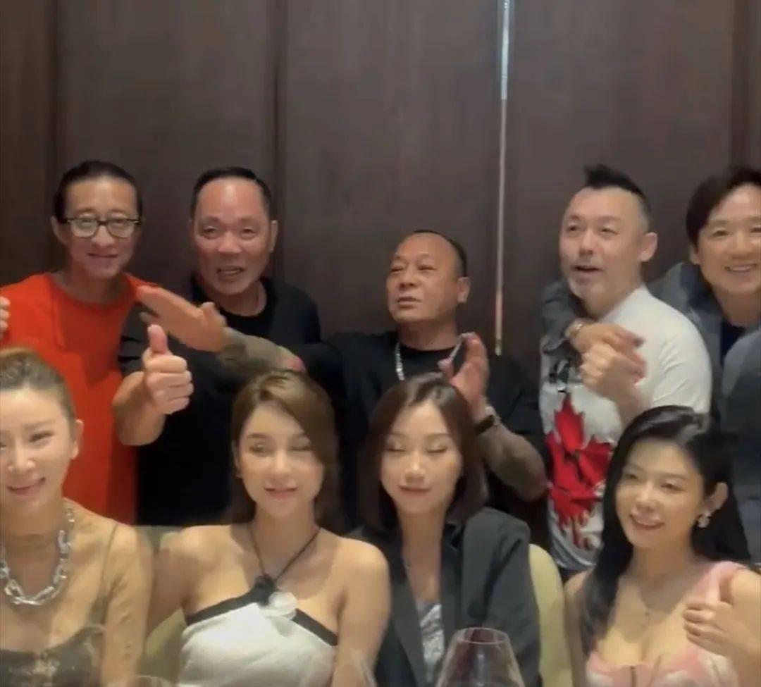 57岁港星现身街头,港星70多岁很年轻