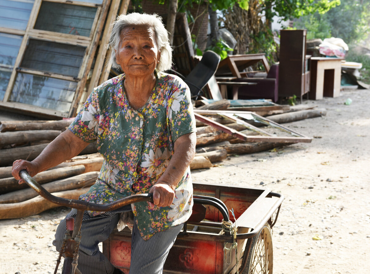为生活奔波的老年人,为了生活而辛苦的老人值得尊敬