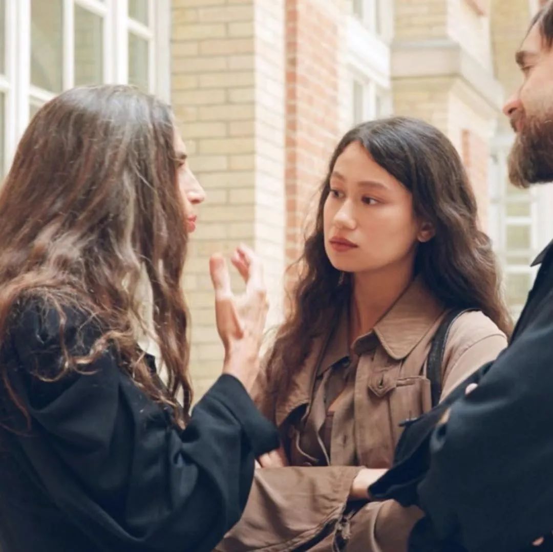 穿白t配什么发型好看,选对发型怎么穿都美炸天