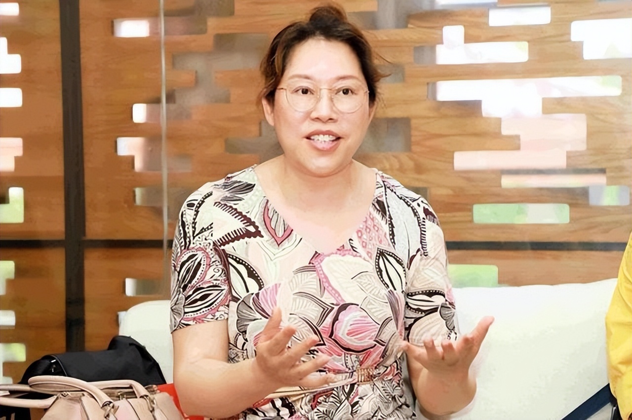 一部手机卖99元，坚持20年不倒闭的荣秀丽，是如何生存至今的